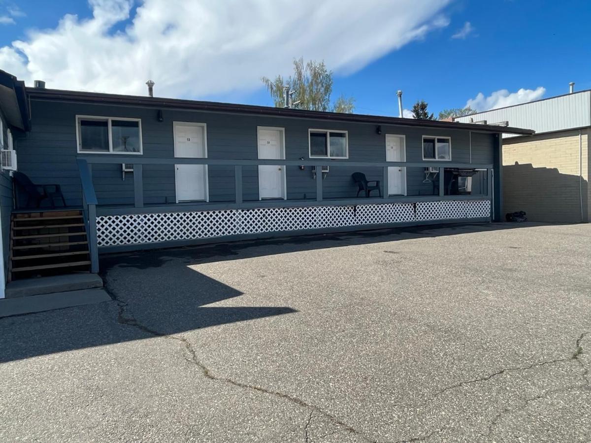 West Castle Motel Pincher Creek Extérieur photo