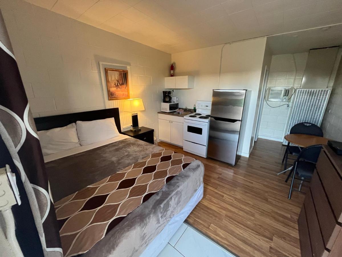 West Castle Motel Pincher Creek Extérieur photo