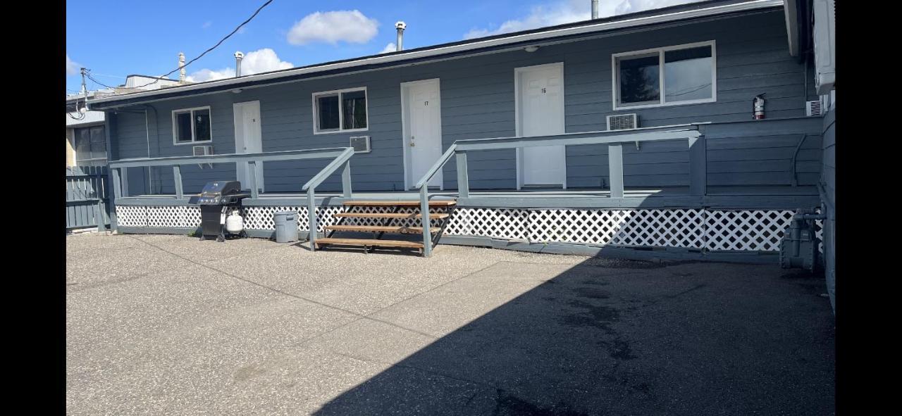 West Castle Motel Pincher Creek Extérieur photo