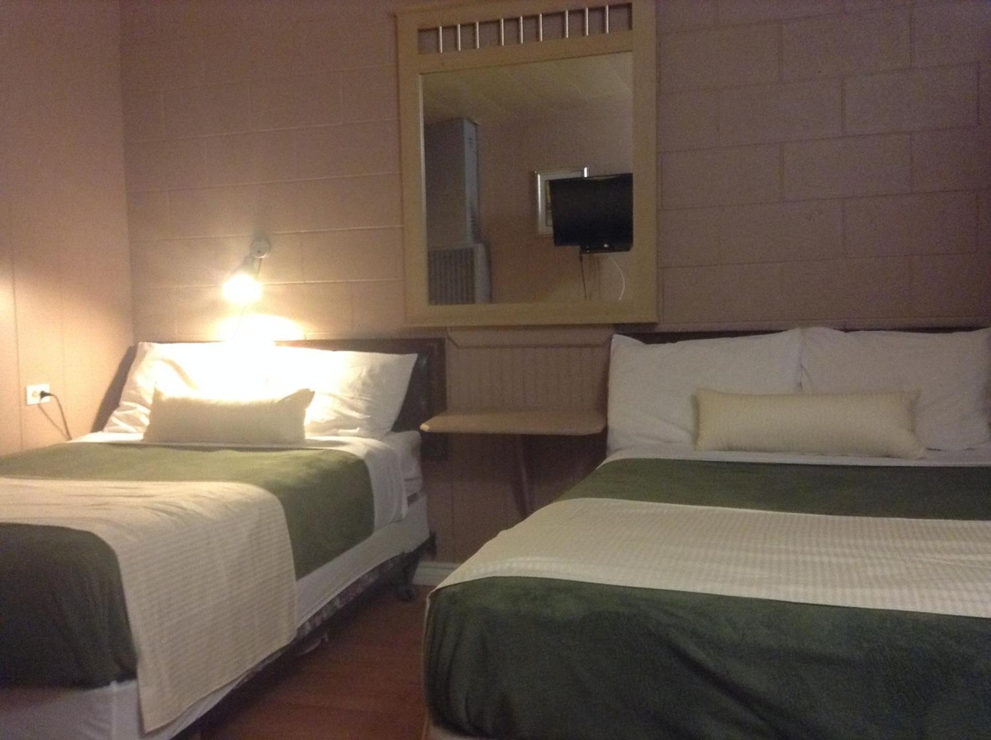 West Castle Motel Pincher Creek Extérieur photo