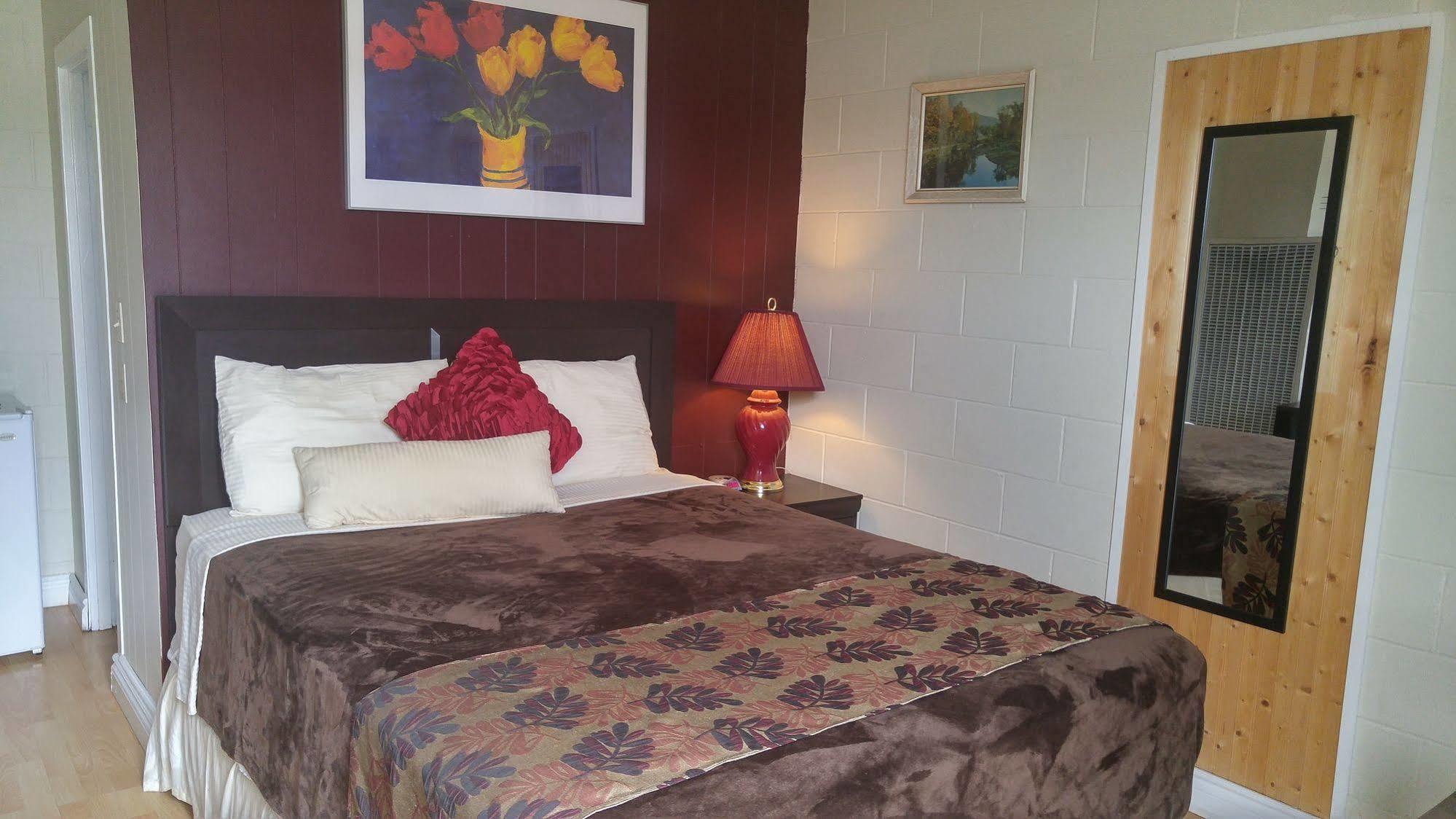 West Castle Motel Pincher Creek Extérieur photo